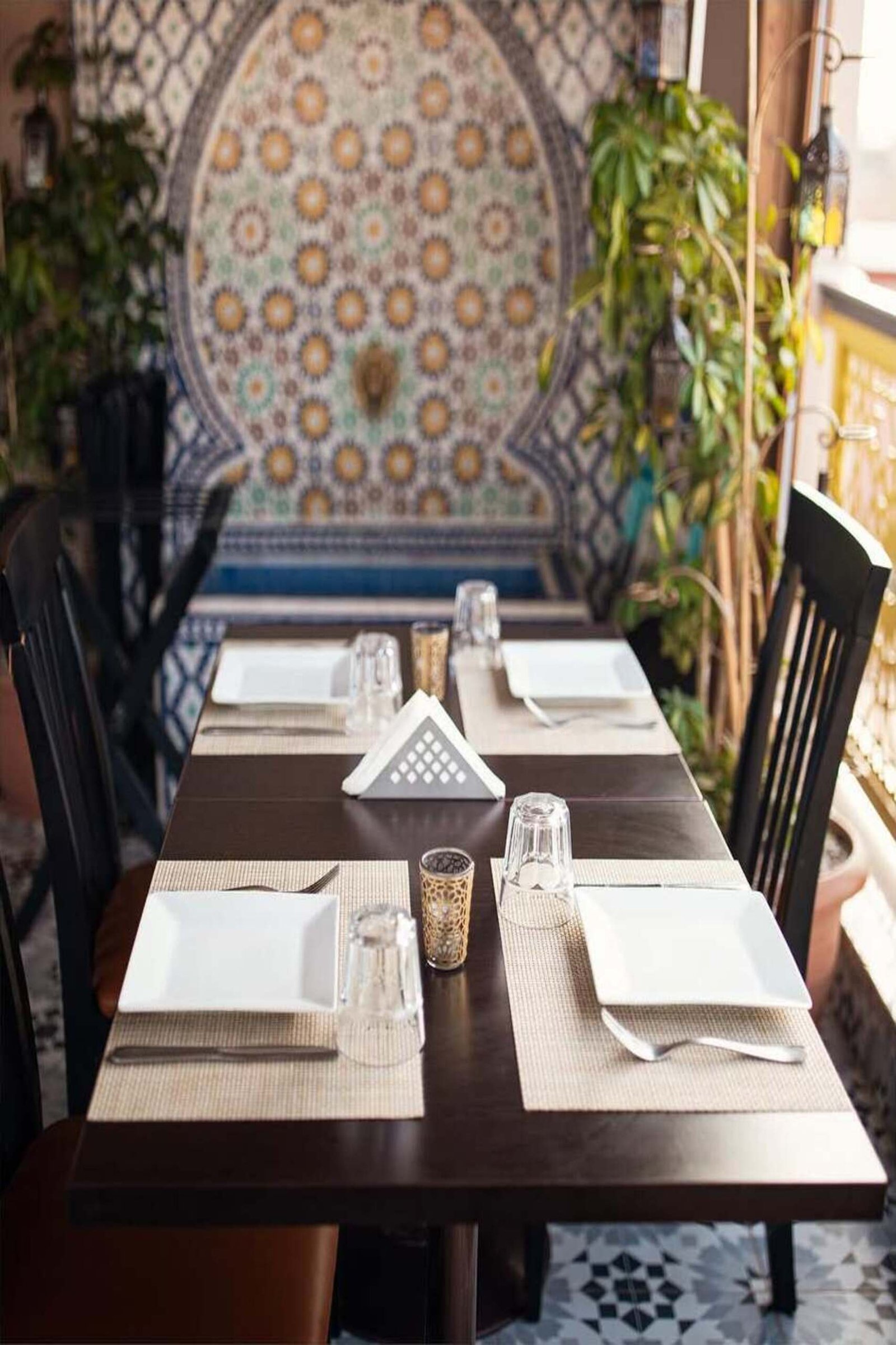 Resto Mythe Une vue imprenable sur la mosquée Koutoubia, une ambiance cosy. Voilà ce qui vous attend au rooftop du restaurant “Mythe”